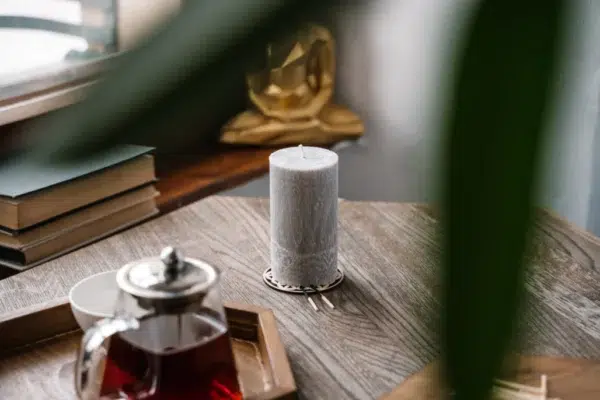 Sivá sviečka na stole
